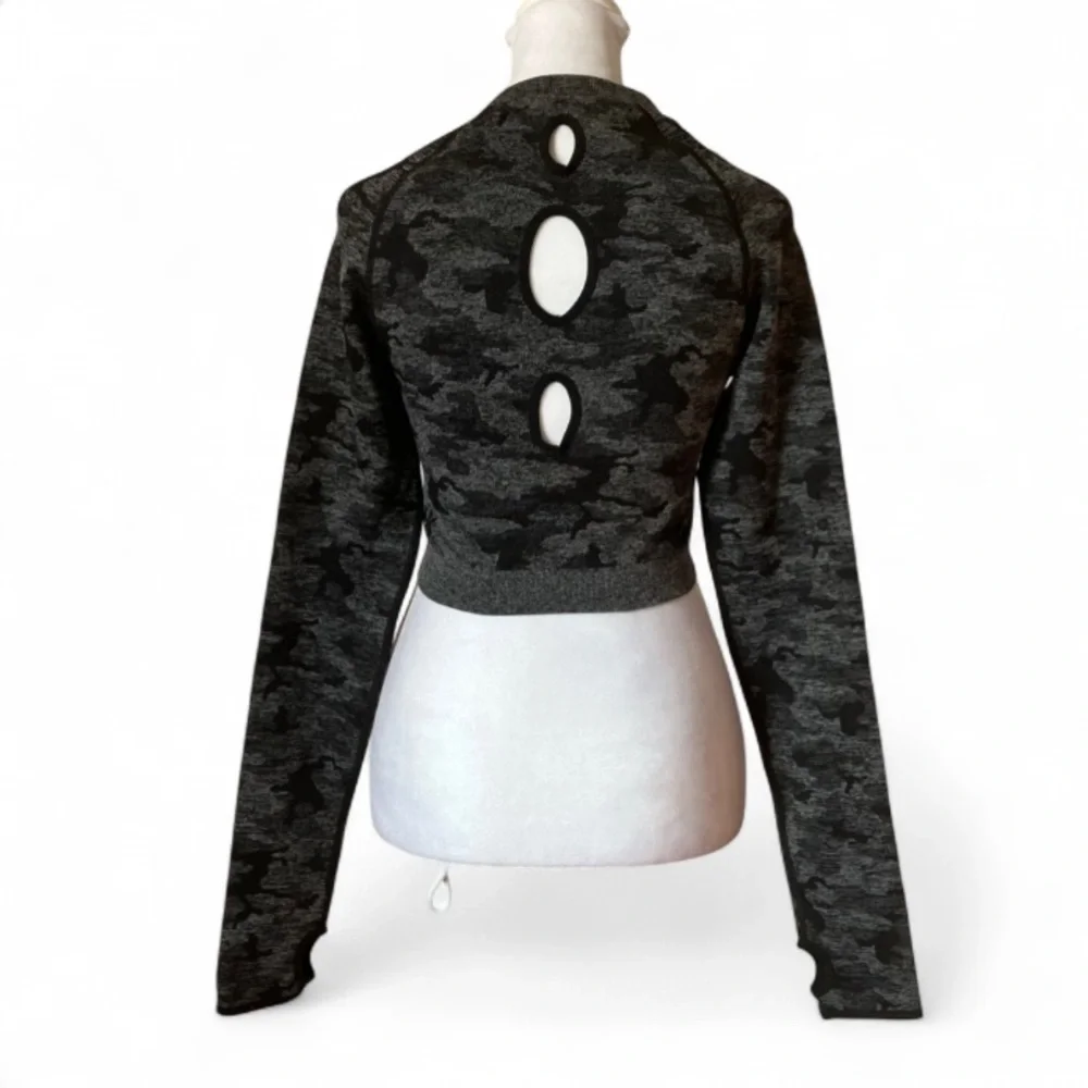 Gymshark Adapt Camo Seamless Long Sleeve Black & Gray Crop Top size Medium - Picture 4 of 9